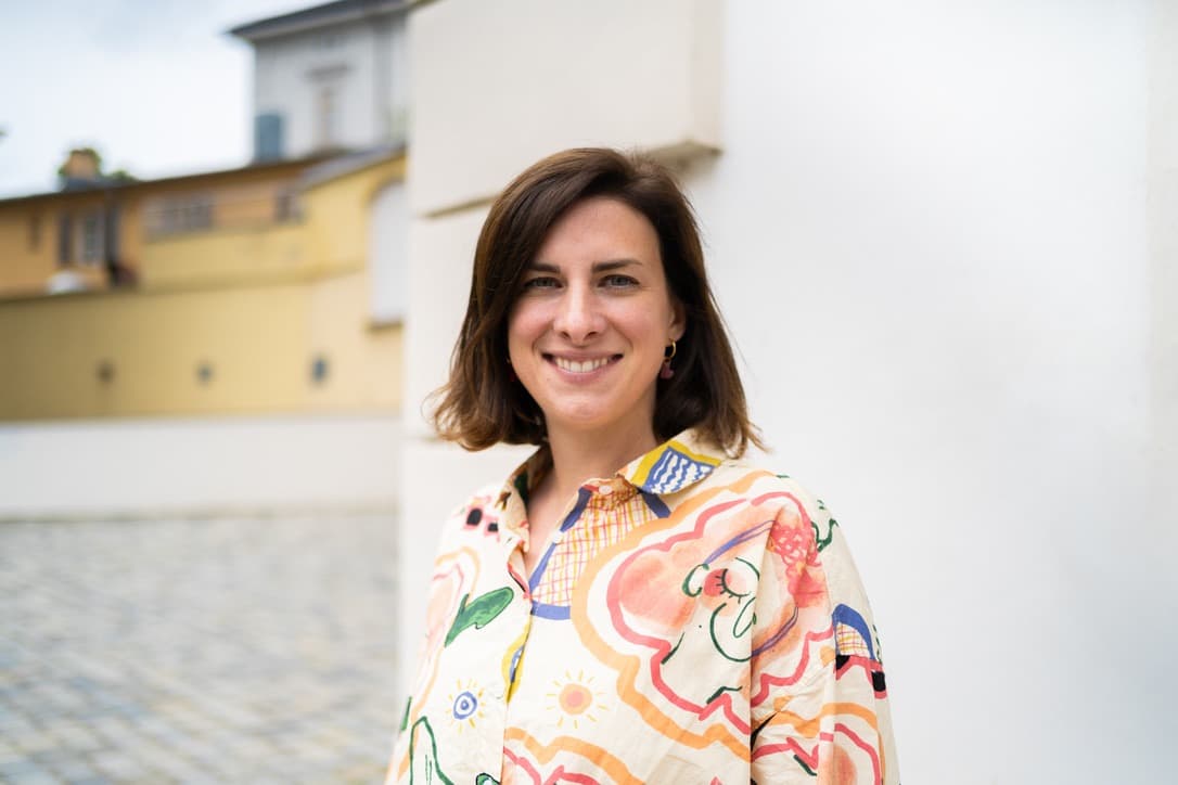 Francesca lächelt in die Kamera